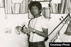 លោកបណ្ឌិតសាស្ត្រាចារ្យ ហ៊ឹម សុភី កាលពេលលោកកំពុងសិក្សា​ផ្នែក​តូរ្យតន្ត្រី និងតន្ត្រីវិទ្យានៅសាកលវិទ្យាល័យ Moscow State Tchaikovsky Conservatory ប្រទេសរុស្ស៊ី។ (រូបថតដោយ៖ លោកបណ្ឌិត ហ៊ឹម សុភី)