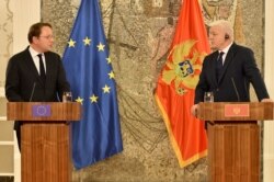 Evropski komesar za proširenje i vanjsku politiku Oliver Varhelji tokom zajedničke koferencije za medije sa predsjednikom Vlade Crne Gore Duškom Markovićem u Podgorici, 7. februara 2020. (Foto:Vlada Crne Gore)