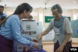 រូប​ឯកសារ៖ អ្នក​បោះឆ្នោតម្នាក់​ ចូលរួម​បោះឆ្នោត​ជ្រើសរើស​ក្រុម​ប្រឹក្សា​ឃុំ-សង្កាត់​អាណត្តិទី​៤ នៅ​ខេត្ត​កណ្តាល​នៅ​ថ្ងៃទី​០៤​ ខែ​មិថុនា​ ឆ្នាំ​២០១៧។ (ខាន់​ សុគុំមនោ/វីអូអេ)