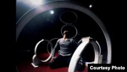 យុវជន សុខ ឌីណា​កំពុង​សម្តែងនៅ​ក្នុង​ទីក្រុង Montreal ប្រទេស​កាណាដា​ កាលពី​ឆ្នាំ២០១៦។ (រូបថត៖សុខ ឌីណា)