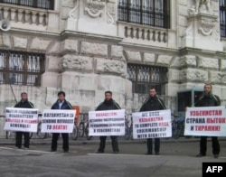 O'zbek muhojirlar Venada namoyish qilib, Qozog'iston va xalqaro hamjamiyatdan adolat, muruvvat so'ramoqda