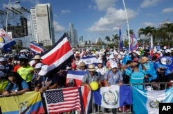 Cientos de jóvenes de diversas partes del mundo esperan la ceremonia de inauguración y misa de la Jornada Mundial de la Juventud en Ciudad de Panamá, el martes 22 de enero de 2019. El papa Francisco llegará el miércoles 23 de enero.
