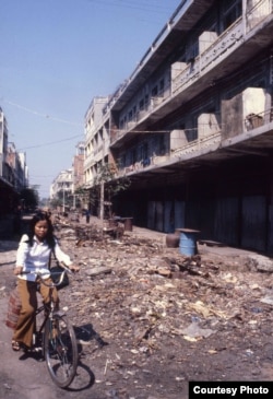 ទិដ្ឋភាព​តាម​ដង​ផ្លូវ​មួយ​កន្លែង​ក្នុង​រាជធានី​ភ្នំពេញ​ ក្នុង​ឆ្នាំ​១៩៨០។​ ​(រូប​ផ្តល់​ឱ្យ​ដោយ​លោក​ John Burgess)