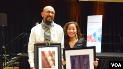 លោក Many Uch និង​អ្នកស្រី Montha Chum ថតរូប​ជាមួយ​នឹង​ពានរង្វាន់​ដែល​ខ្លួន​ទទួល​បាន​ពី​អង្គការ SEARAC នៅ​ឯ​សណ្ឋាគារ Renaissance ក្នុង​រដ្ឋធានី វ៉ាស៊ីនតោន កាល​ពី​ថ្ងៃ​ទី​១៣ ខែ​តុលា ឆ្នាំ​២០១៧។ (ហុង ចិន្តា/VOA)