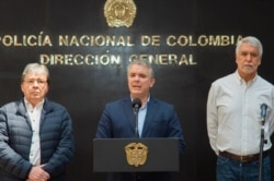 El presidente Iván Duque hace un balance del toque de queda, en Bogotá, junto con el ministro de defensa, Carlos Holmes Trujillo (I) y el alcalde de la ciudad, Enrique Peñalosa. (D)
