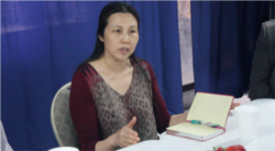 郭飛雄妻子張青向與會者介紹郭飛雄獄中情況（美國之音方冰拍攝）