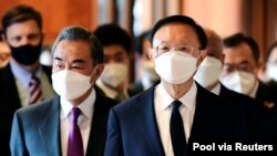 中共主管外事与国安的杨洁篪（右）与外长王毅2021年3月到阿拉斯加州与美国官员举行高层对话。（媒体联访照片）