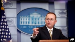 Mik Mulvejni na konferenciji za novinare u Beloj kući