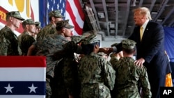 特朗普總統2019年5月28日在停靠於橫須賀的“黃蜂號”軍艦上舉行的陣亡將士紀念 日活動中探望美軍官兵