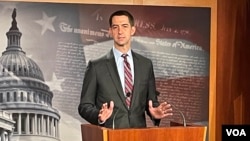 资料照片：共和党联邦参议员汤姆·科顿2021年11月18日在国会山召开记者会呼吁拜登政府对2022年北京冬奥会采取全面抵制。（美国之音李逸华拍摄）