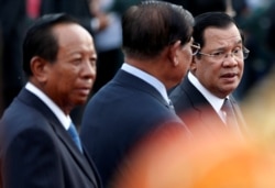 រូបឯកសារ៖ លោកនាយករដ្ឋមន្ត្រី ហ៊ុន សែន និងមន្ត្រីរដ្ឋាភិបាលជាន់ខ្ពស់ផ្សេងទៀត ចូលរួមពិធីបុណ្យអុំទូកនៅរាជធានីភ្នំពេញ កាលពីថ្ងៃទី១០ ខែវិច្ឆិកា ឆ្នាំ២០១៩។