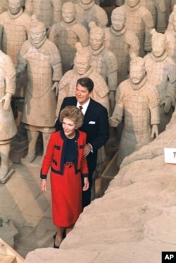 1984年4月29日美国总统里根和夫人在访华期间，在西安参观了真人大小的兵马俑。