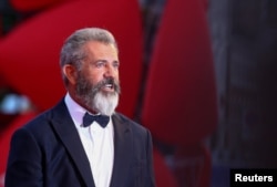 مل گیبسون روی فرش قرمز جشنواره ونیز، پیش از نمایش «سلسله جبال هکسا»