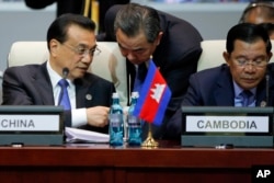 រូបឯកសារ៖ លោក Li Keqiang នាយករដ្ឋមន្ត្រី​ចិន​ (ឆ្វេង) ពិភាក្សា​ជាមួយ​លោក Wang Yi រដ្ឋមន្ត្រី​ការ​បរទេស​ចិន (កណ្តាល) ខណៈ​ដែល​លោក​និង​លោក​នាយករដ្ឋមន្ត្រី​ ហ៊ុន សែន ចូល​រួម​នៅ​ក្នុងពិធី​បើក​កិច្ច​ប្រជុំ​កំពូល​អាស៊ី-អឺរ៉ុប​នៅ​ទី​ក្រុង​អ៊ូឡង់បាទ័រ (Ulaanbaatar) ប្រទេស​ម៉ុងហ្គោលី កាល​ពី​ថ្ងៃ​ទី​១៥ ខែ​កក្កដា​ ឆ្នាំ​២០១៦។ (Damir Sagolj/Pool Photo via AP)