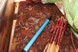 ឧបករណ៍តម្បាញហូលពិតាននៅក្នុង ឃុំស្លា ស្រុកសំរោង ខេត្តតាកែវ សម្រាប់សមាគមកីខ្មែរ កាលពីថ្ងៃទី ២៧ ខែតុលា ឆ្នាំ២០២០។(ផនបុប្ផា/វីអូអេ)