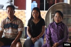 កញ្ញា ដន ស្រីនាង (កណ្តាល) អាយុ១៨ឆ្នាំ ជាមួយម្តាយ និងឪពុក នៅក្នុងភូមិបែកពាង ឃុំជាលា ស្រុកបាធាយ ខេត្តកំពង់ចាម។ (ស៊ុន ណារិន/VOA)