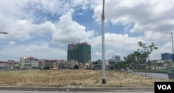 គេហដ្ឋានរបស់ប្រជាពលរដ្ឋប្រមាណ១១គ្រួសារនៅតំបន់បឹងកក់ សង្កាត់ស្រះចក ត្រូវបានក្រុមហ៊ុនShukaku INC ឈូសឆាយ នៅរាជធានីភ្នំពេញ កាលពីព្រឹកថ្ងៃទី២៧ ខែឧសភា ឆ្នាំ២០១៩។ (ទុំ ម្លិះ/VOA)