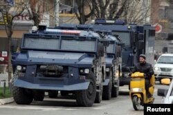 Arhiva - Oklopna vozila Kosovske policije u južnom delu Kosovske Mitrovice, 27. marta 2018.