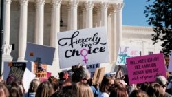 Učesnici Ženskog marša u Vašingtonu završili su protest ispred zgrade Vrhovnog suda, izražavajući protivljenje nominaciji sudije Ejmi Koni Beret.