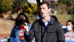 លោក Jon Ossoff បេក្ខជនមកពីគណបក្សប្រជាធិបតេយ្យសម្រាប់តំណែងព្រឹទ្ធសភាប្រចាំរដ្ឋ Georgia ថ្លែងនៅក្នុងសន្និសីទសារព័ត៌មានមួយនៅទីក្រុង Atlanta កាលពីថ្ងៃទី២២ ខែធ្នូ ឆ្នាំ២០២០។