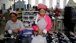 រូបឯកសារ៖ កម្មករ​កំពុង​ដោត​ខ្សែ​ស្បែក​ជើង​ក្នុង​រោងចក្រ​ស្បែក​ជើង​មួយ​របស់​ក្រុមហ៊ុន​តៃវ៉ាន់​ ក្នុង​ខេត្ត​កំពង់ស្ពឺ ថ្ងៃ​ទី៤ ខែកក្កដា ឆ្នាំ​២០១៨។