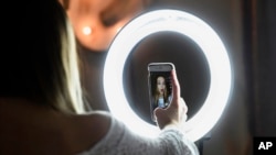 ITinejdžerka snima video za aplikaciju Musical.ly, 28. februara 2018 (Foto: AP/Jessica Hill)