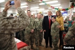 عکس پرزیدنت ترامپ و بانوی اول با نظامیان آمریکا در عراق.