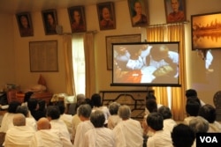 ពលរដ្ឋ​ខ្មែរ-អាមេរិកាំង​ទស្សនា​ការ​បង្ហាញ​រូបភាព​សាក​សព​លោក កែម ឡី​ក្នុង​ពិធី​បុណ្យ​ខួប​គម្រប់ ១០០ ថ្ងៃ សព​លោក កែម ឡី នៅ​វត្ត​ពុទ្ធិការាម ក្នុង​ទី​ក្រុង Silver Spring រដ្ឋ Marylandកាល​ពី​ថ្ងៃ​អាទិត្យ ទី១៦ ខែ​តុលា ឆ្នាំ២០១៦។ (សឿន វឌ្ឍនា/VOA)