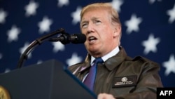 El presidente estadounidense, Donald Trump, habla con el personal militar estadounidense en la base aérea de Yokota en Fussa, Tokio, el 5 de noviembre de 2017. Trump inició la primera etapa de su gira por Asia, que probablemente estará dominada por las tensiones con Corea del Norte con armas nucleares.