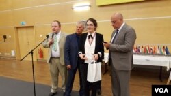 ზურაბ აზმაიფარაშვილი მობილურში საქართველოს ეროვნულ ჰიმნს ეძებს