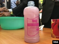 ទឹក​ថ្នាំ​អ៊ុតសក់ដែល​អាច​លាង​ទឹកថ្នាំ​ជ្រលក់​ដៃ​ឲ្យ​រលុប​បាន​ច្រើន ត្រូវ​បាន​យក​មក​ដាក់​តាំង​បង្ហាញ និង​សាកល្បង​ ក្នុង​សន្និសីទ​សារព័ត៌មាន​របស់​ គ.ជ.ប នាថ្ងៃទី​១៧ ខែ​ឧសភា ឆ្នាំ​២០១៧។ (កាន់ វិច្ឆិកា/VOA)