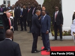 Kenyan President Uhuru Kenyatta, right, welcomes U.S. President Barack Obama to the State House in Nairobi, July 25, 2015. (Photo: Aru Pande / VOA)