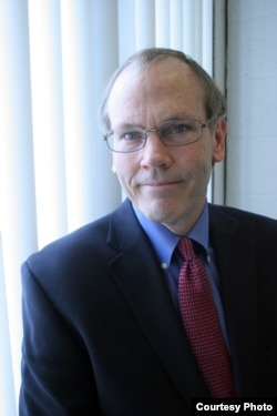 លោក​បណ្ឌិត Alexander Laban Hinton អ្នកនិពន្ធ​សៀវភៅ «Man or Monster? The Trial of a Khmer Rouge Tribunal‍»។ (រូប​ផ្តល់​ឲ្យ​ដោយ Lawrence Lerner)