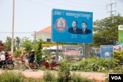 ស្លាក​សញ្ញា​គណបក្ស​ប្រជាជន​កម្ពុជា និង​គណបក្ស​សង្រ្គោះ​ជាតិ ស្ថិត​នៅ​ក្នុង​ភូមិ​ត្រពាំង​ត្រែង សង្កាត់​សាលា​កំរើក ក្រុង​សៀមរាប ខេត្តសៀមរាប។ (ស៊ុន​ ណារិន/VOA)