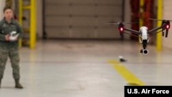 美国空军网站的一张照片显示一名空军士兵在华盛顿近郊的马里兰州安德鲁斯联合基地操作一架大疆“悟”Inspire 1无人机。(2019年3月1日)