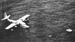 ჰონკონგის Cathay Pacific Airways ბორტი Douglas C-54 ღია ზღვაში