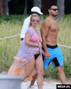 بریتنی اسپیرز و سام اصغری در سواحل میامی