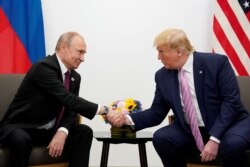 Prezident Donald Tramp (o'ngda) Rossiya rahbari Vladimir Putin bilan Osaka sammitida, 2019-yil, 28-iyun