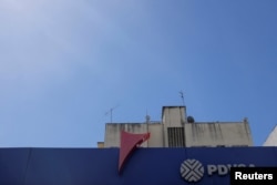 El logotipo corporativo de la petrolera estatal venezolana PDVSA se ve en una estación de servicio en Caracas, Venezuela, el 2 de noviembre de 2018.