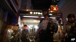 警察在地铁太子站逮捕抗议者，另一些警察守在站外。(2019年8月31日)