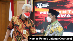 Gubernur Jawa Tengah Ganjar Pranowo dan wakilnya Taj Yasin usai pembentukan Satgas penanganan kemiskinan ekstrem di Semarang. (Foto: Courtesy/Humas Pemda Jateng)