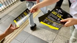 多個民間團體成員派傳單，呼籲市民關注入境條例修訂影響香港人出入境自由，形容是”閉關鎖港” (美國之音湯惠芸)