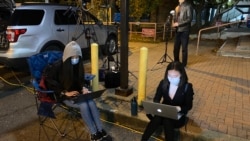 Reporteri redakcije Glasa Amerike za Kinu izveštavaju sa biračkog mesta u Virdžiniji na dan izbora, 3. novembra 2020.