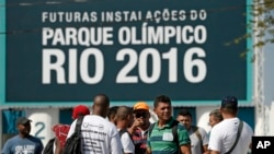 ۲۰۱۴- اپریل ۸: ګڼ مشیر مظاهره کوونکي د المپیک د لوبو عمومي دروازې مخې ته ولاړ دي