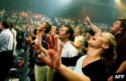 Yevangelchilar cherkovda birga ashula aytmoqda