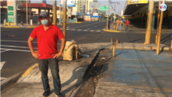 Hugo Ávila, trabaja como mecánico en Maracaibo, Venezuela. [Foto: Gustavo Ocando Alex, VOA].