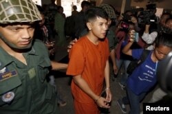 យុវជន គង់ រ៉ៃយ៉ា (កណ្តាល) ត្រូវបាន​នាំ​ខ្លួន​មក​កាន់​តុលាការ​ក្រុង​ភ្នំពេញ កាល​ពី​ថ្ងៃអង្គារ ទី១៥ ខែ​មីនា ឆ្នាំ​២០១៦។ (Reuters/Samrang Pring)