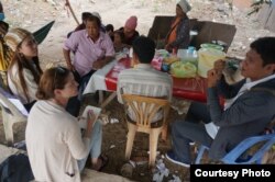 លោក​ស្រី Erin Harrelson កំពុងសម្ភាសប្រជា​ពលរដ្ឋ​គរ​ថ្លង់​នៅ​ក្នុង​ភូមិ​នៅ​ក្រៅ​ក្រុង​ភ្នំពេញ ជាមួយ​នឹង​អ្នក​បក​ប្រែភាសា​គរ​ថ្លង់​របស់​លោក​ស្រី។ (រូបថតផ្តល់ឲ្យដោយ៖ Erin Harrelson)