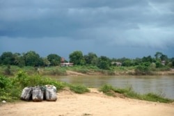 ទិដ្ឋភាព​ឃុំ​សន្តិភាព សម្លឹងពី​ទីតាំងកំពង់​ចម្លងកោះចាន់ ត្រើយ​ខាង​លិចនៃទន្លេសេកុង​ នៅ​ស្រុកសៀមប៉ាង ខេត្ត​ស្ទឹង​ត្រែង នៅ​ថ្ងៃ​ទី៨ ខែ​វិច្ឆិកា​ ឆ្នាំ២០២១។ (ខាន់​ សុគុំមនោ/VOA)​