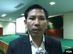 លោក ប៊ិន សុជាតិ នាយកប្រតិបត្តិក្លឹបអ្នកកាសែតកម្ពុជា ប្រាប់ VOA ថា ក្នុង​សិក្ខាសាលា​ស្តីពីក្រមប្រតិបត្តិផ្សព្វផ្សាយអំពើហិង្សាលើស្រ្តី និងការប្រើប្រាស់អក្ខរាវិរុទ្ធតាមប្រព័ន្ធផ្សព្វផ្សាយ នៅថ្ងៃទី​២ ខែ​ឧសភា ឆ្នាំ​២០១៧។ (កាន់ វិច្ឆិកា/VOA)